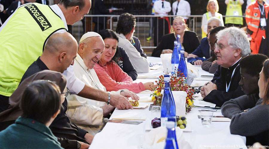 https://arquimedia.s3.amazonaws.com/256/noticias/papafranciscocomidapobres-vaticanmedia-14062018-1jpg.jpg