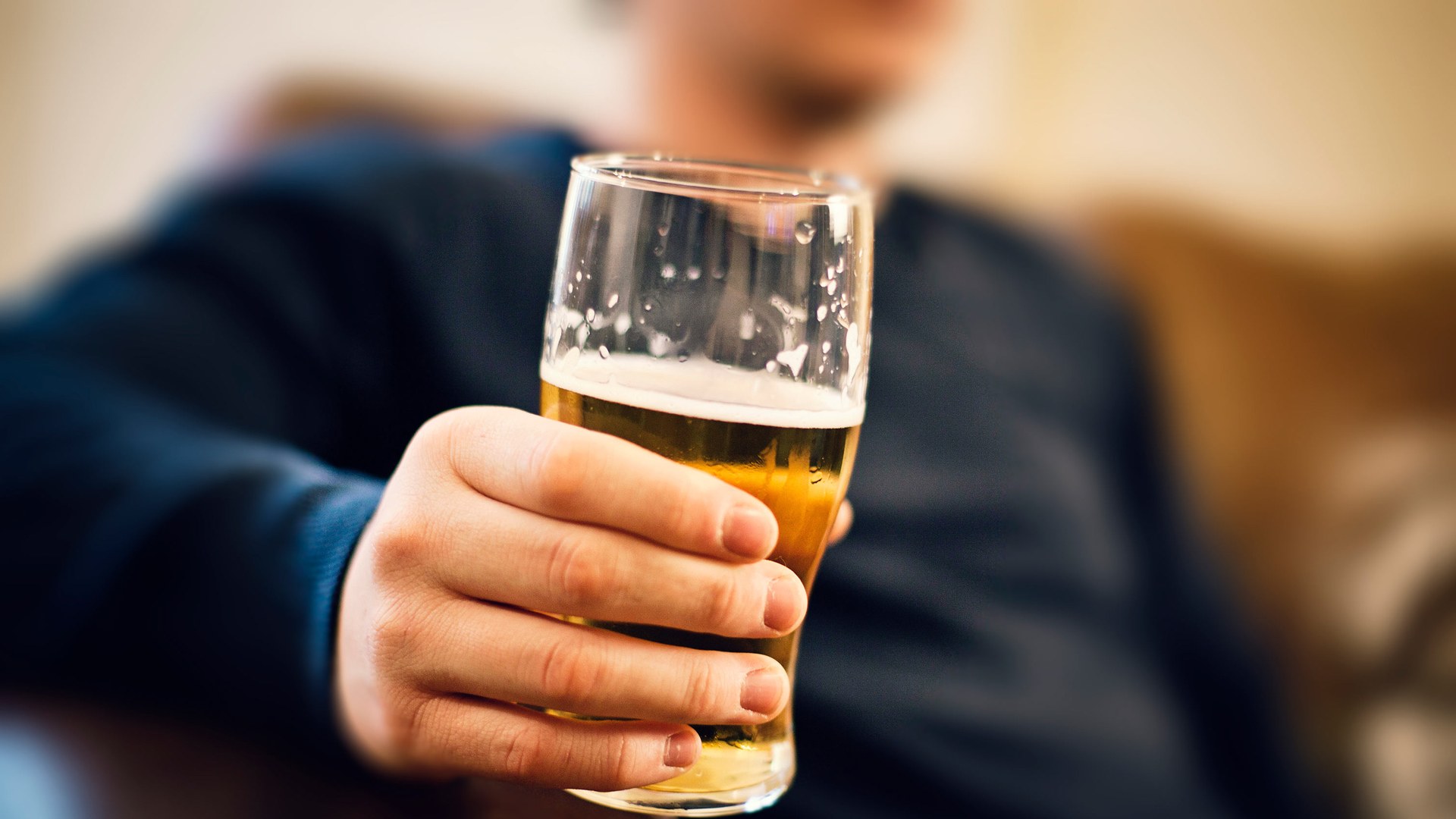 https://arquimedia.s3.amazonaws.com/27/noticias/vaso-de-cervezajpg.jpg