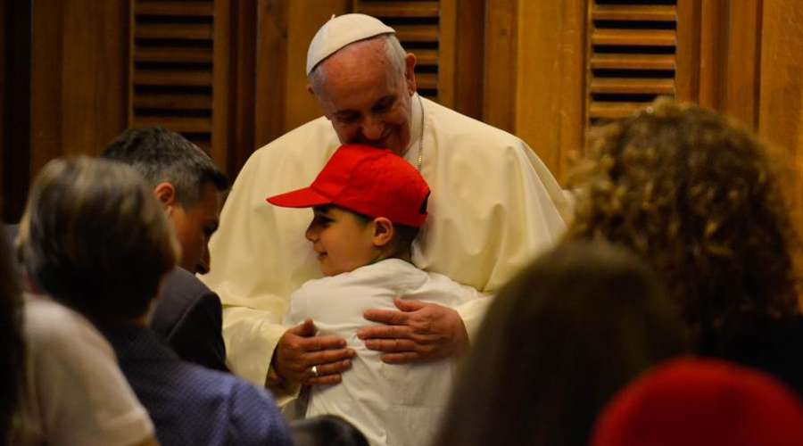 https://arquimedia.s3.amazonaws.com/256/noticias/papafrancisco-abrazanino-31052014-danielibanezacijpg.jpg