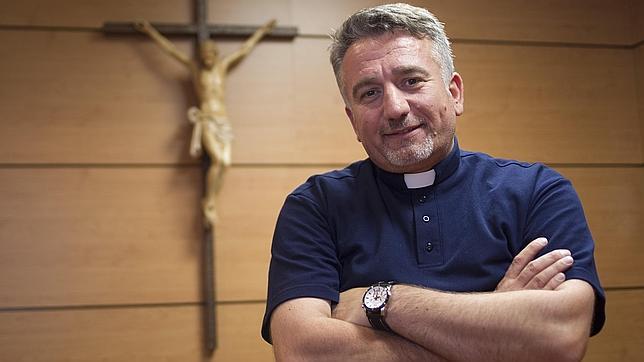 https://arquimedia.s3.amazonaws.com/63/sacerdotes/douglas-bazijpg.jpg