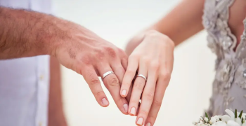 manos esposos anillos
